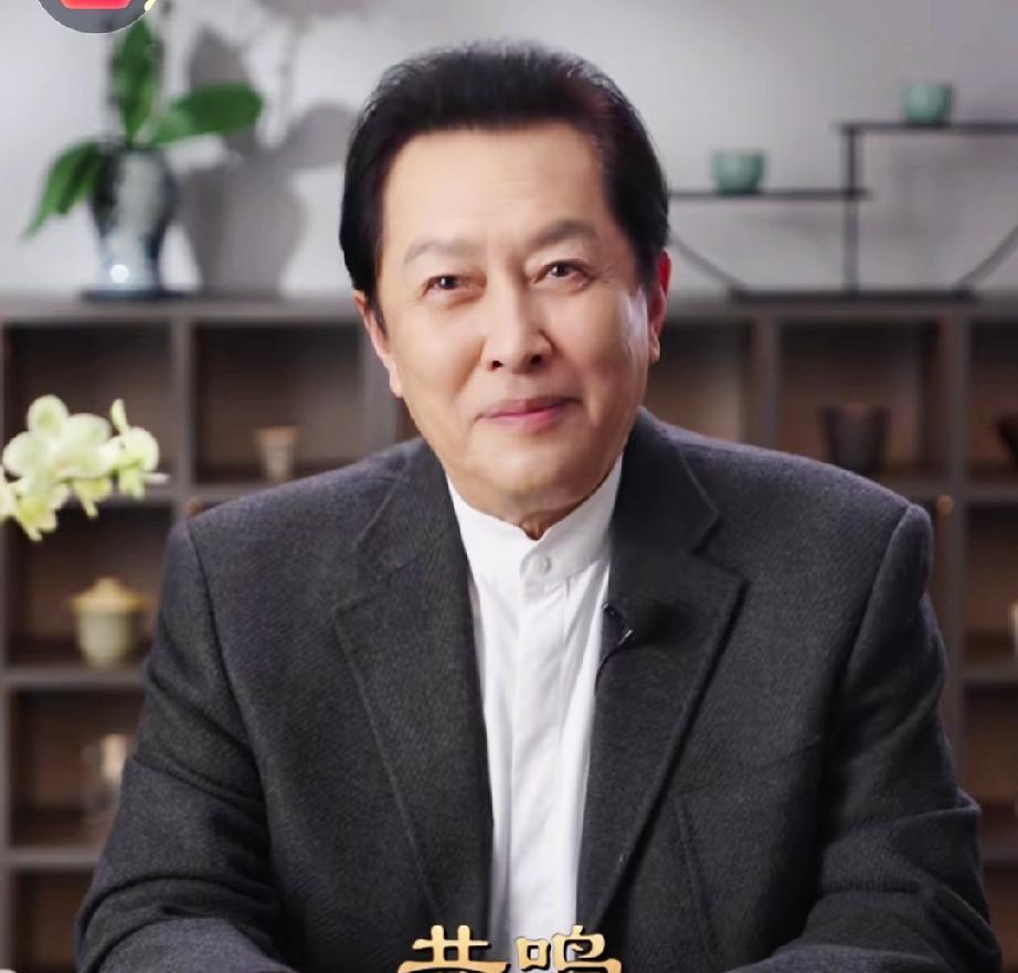 72岁唐国强在抖音撕开一道口子：300万中老年人每天蹲守他的直播间，却从不等他回