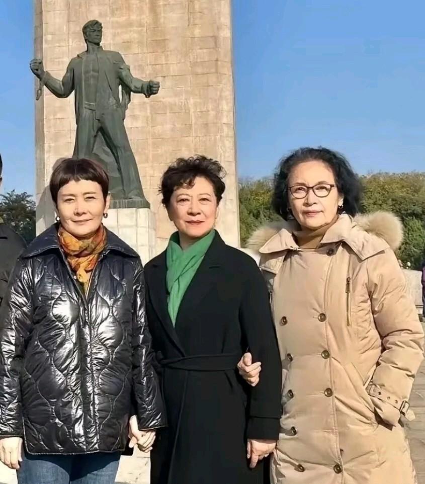 这三位全认识的不多吧？气质都杠杠的好！我只知道中间的那位是王馥荔，一看就很有