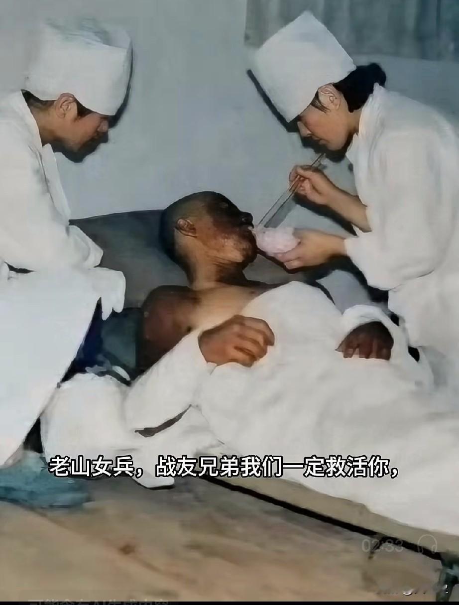 老山女兵在老山前线，这名负伤的战士，能不能挺过来都是回事，他全身多处负伤，但相