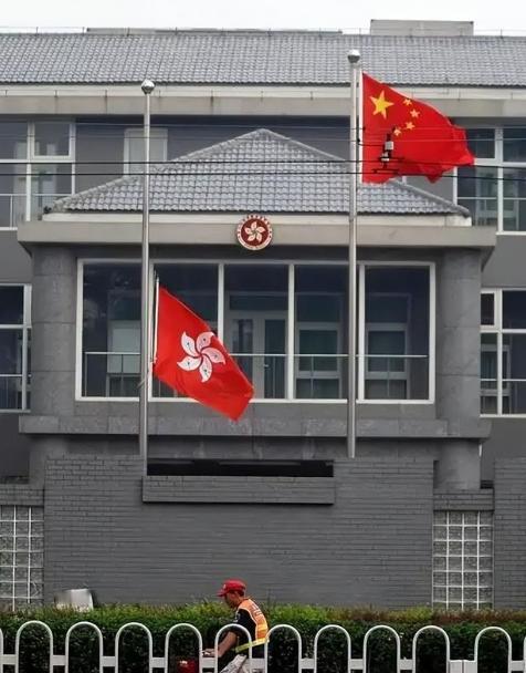 搞不明白，香港既不向中央纳税，又没有中央财政拨款，还不发地方债，钱到底从而哪里来