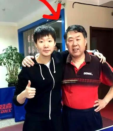 奥运冠军王曼昱送车恩师，79岁老教练一句暖言让她泪目：初心比金牌更珍贵