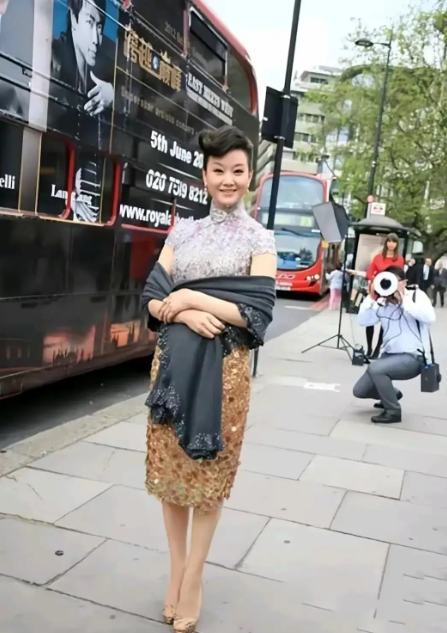 偶然看到五十多岁宋祖英在英国街头的照片，简直被惊艳到了。她身穿紫色棕色晕染的亮片