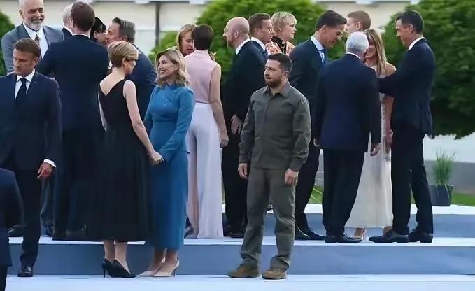 开会的还是以前的那帮人，但只剩下泽连斯基独自一人在风中凌乱！演员泽连斯基的“悲