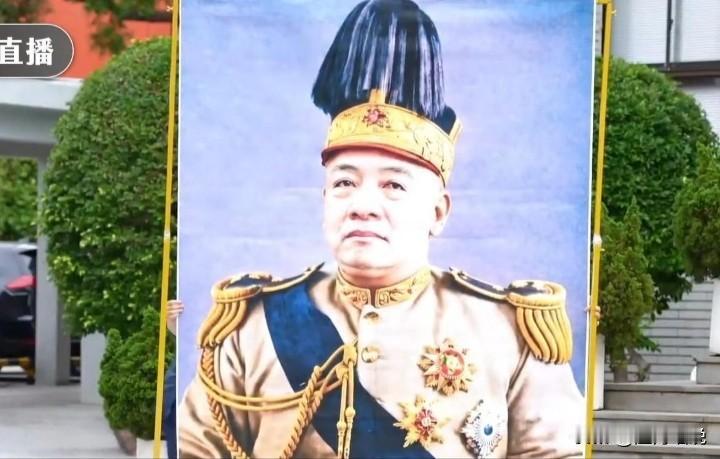 台湾蓝白阵营宣布弹劾赖清德，把他比作曾经称帝的袁世凯。现场摆放着一张硕大的与