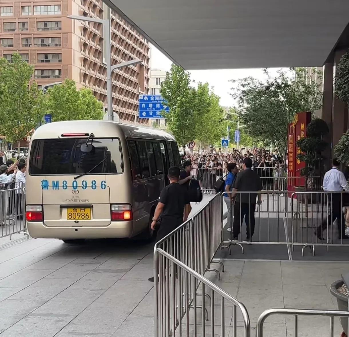这名保安不会就是王楚钦吧！目前山东魏桥的队员黄友政、梁靖崑已经到酒店，唯独没有
