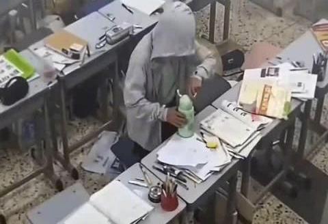 官方通报学生水杯被同学投异物4月27日，一段视频在抖音热传：湖南岳阳洞庭高级