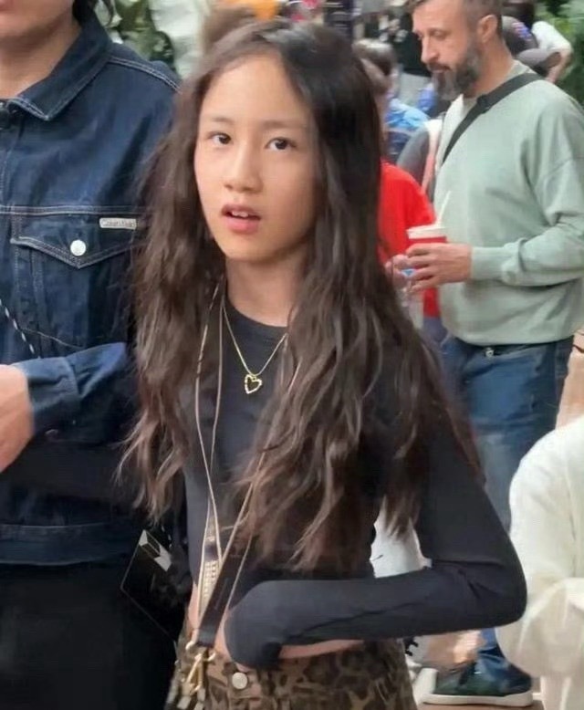 黄磊二女儿多妹虽然只有12岁，但穿着打扮都偏向成年女生，颜值惊人​​​