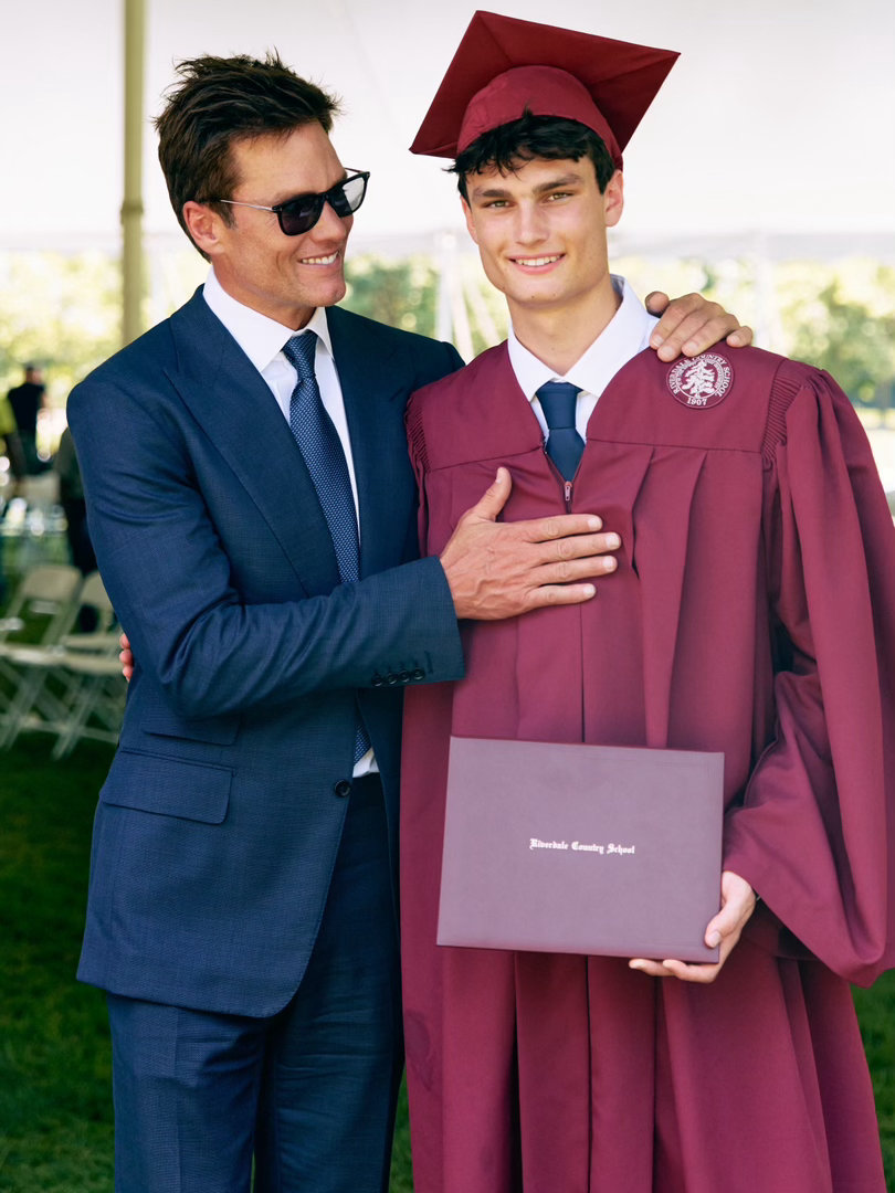 汤姆·布拉迪分享大儿子Jack高中毕业🎓，全家人到场祝贺，弟弟妹妹也去了。