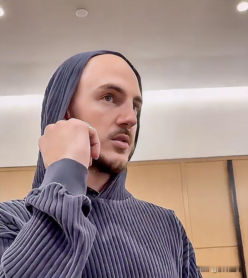 雷霆恶汉卡鲁索所言极是啊！昨日卡鲁索接受记者采访谈到防守文班亚马时表示：“进