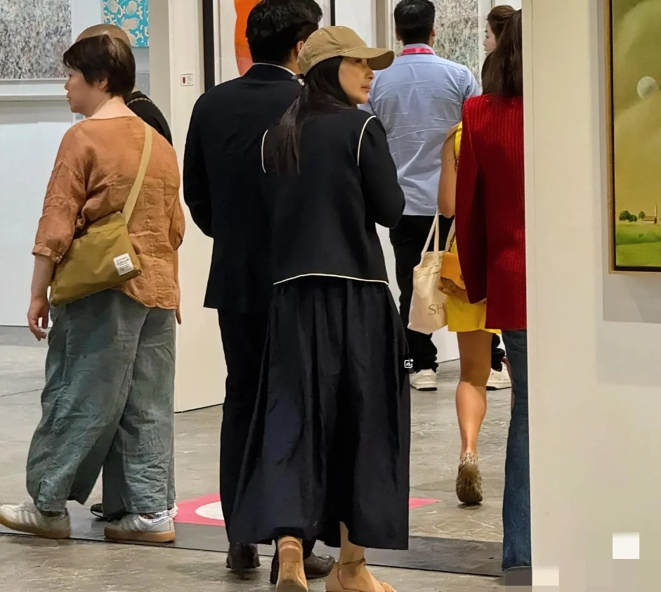有网友在香港偶遇郭晶晶和他老公，夫妻俩在看画展！能感觉到霍启刚挺宠郭晶晶的，这么