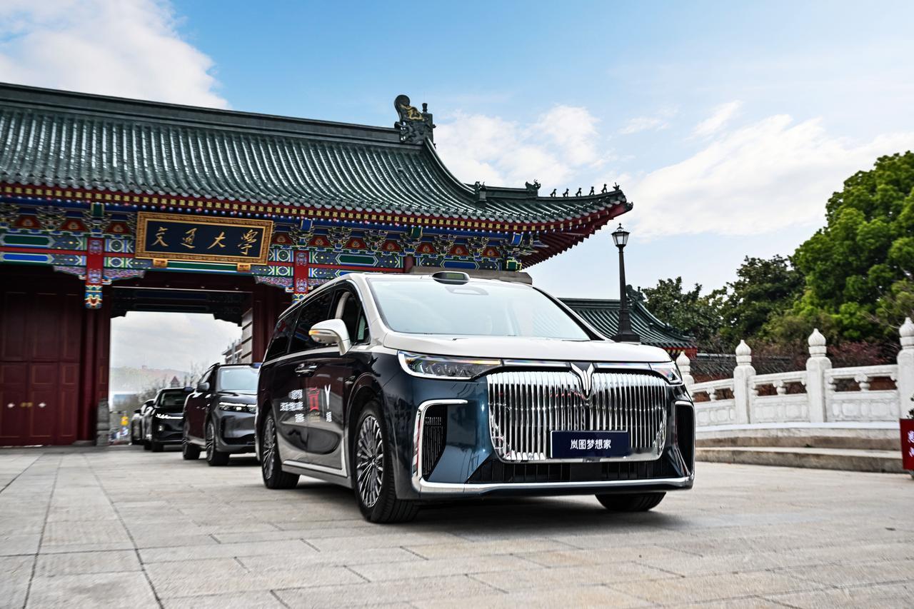 这几天最风光的高校，非上海交通大学莫属，收到了校友30多亿的捐赠，其中一笔是20