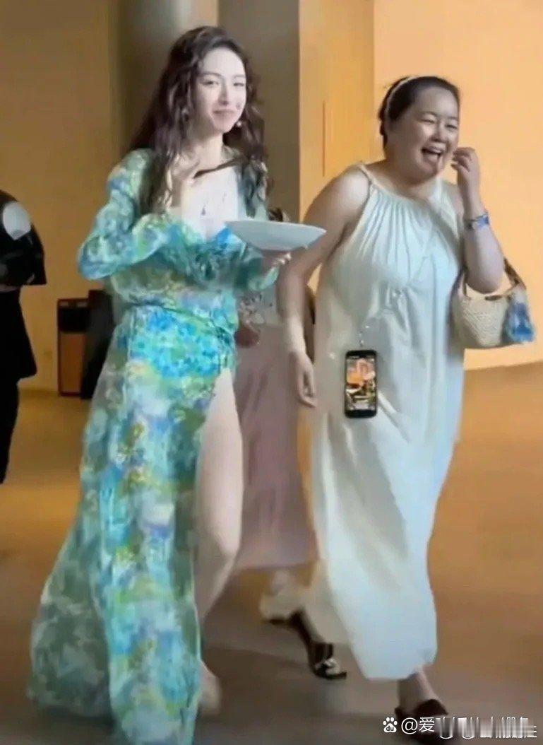 钟楚曦这拖鞋炫得……我居然无法反驳不愧是女神就是好看​​​