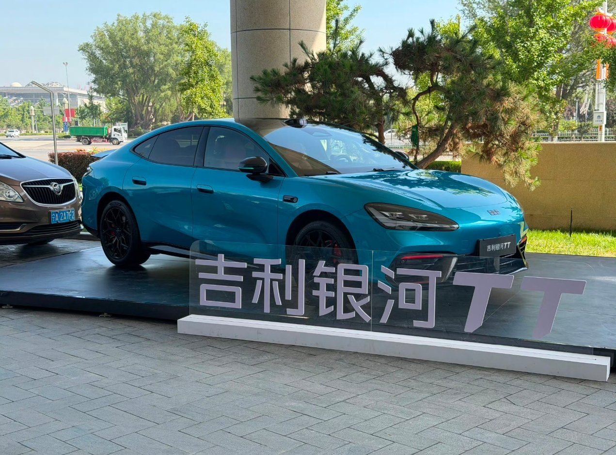 吉利银河TTUltra全球竞速版亮相。我注意到几个点：纯电轿跑，全车黑化+红条