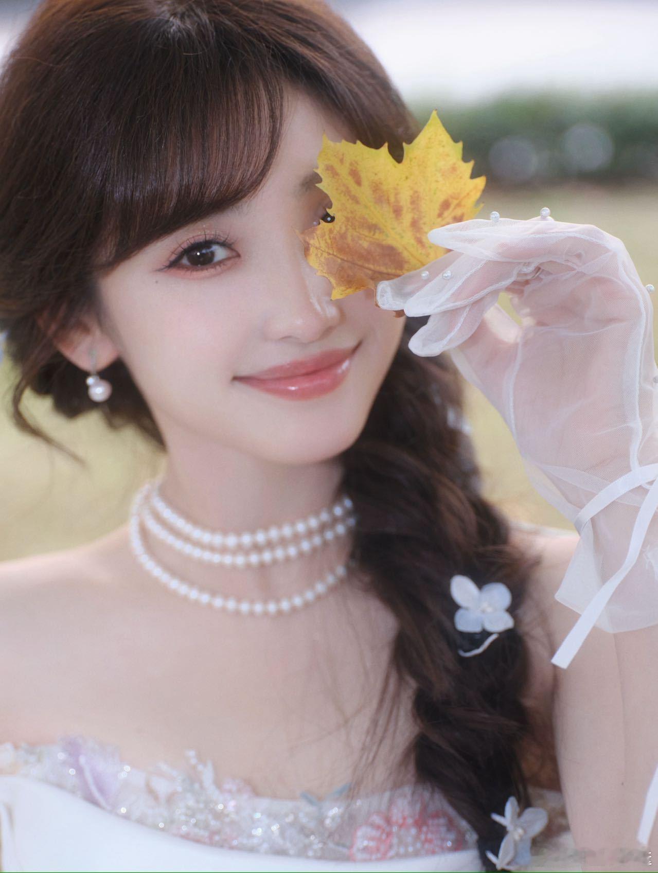 许梦圆明媚成啥样了走红毯别太让人惊艳了吧！轻轻一笑就是溢出屏幕的明媚感，咱们就