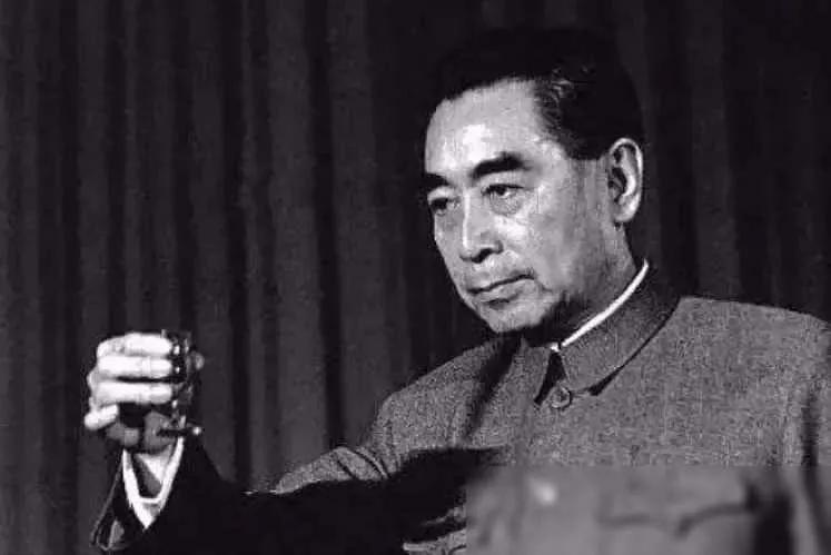 万事如意1956年国庆期间，周总理在中南海勤政殿举行国宴，招待