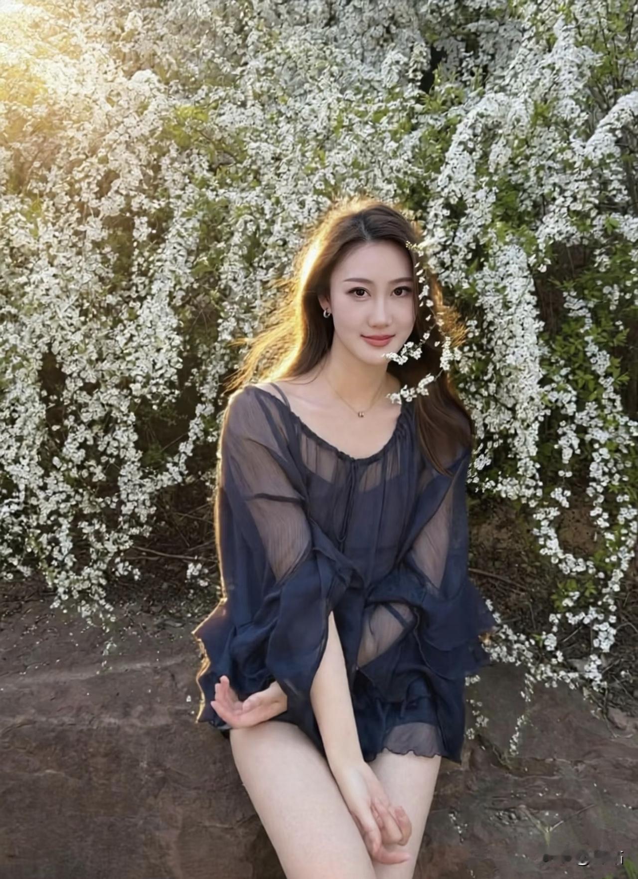 美图欣赏，看图写诗，情感解读《花下·春思》七言绝句：雪缀繁枝映暖光，