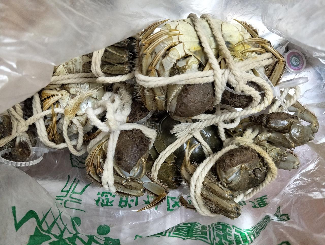 我再也不在网上买大闸蟹了，花了168元在社区购物群直播间，买了一盒大闸蟹，4公是