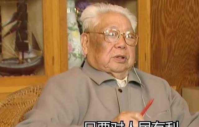 一生淡泊名利的老将，陈云建议让他辞职的时候他二话没说辞去所有军权，向老将军致敬。