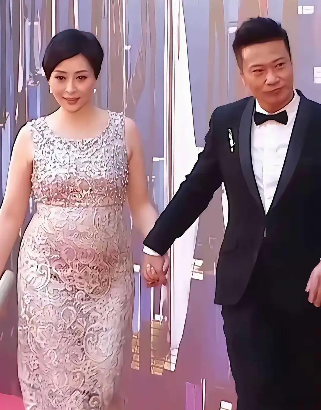图片中的女生是演员汤盈盈。她身旁牵手的是她的丈夫、演员兼导演钱嘉乐。两人曾多次一