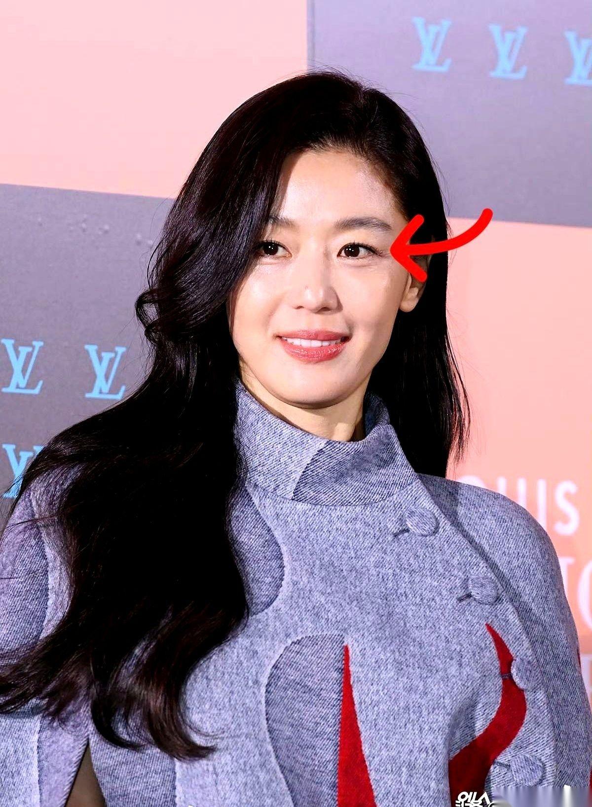 一眼就看到了她。全智贤，被挤在了最边上。那个曾经一个眼神就能杀掉全场的女人，