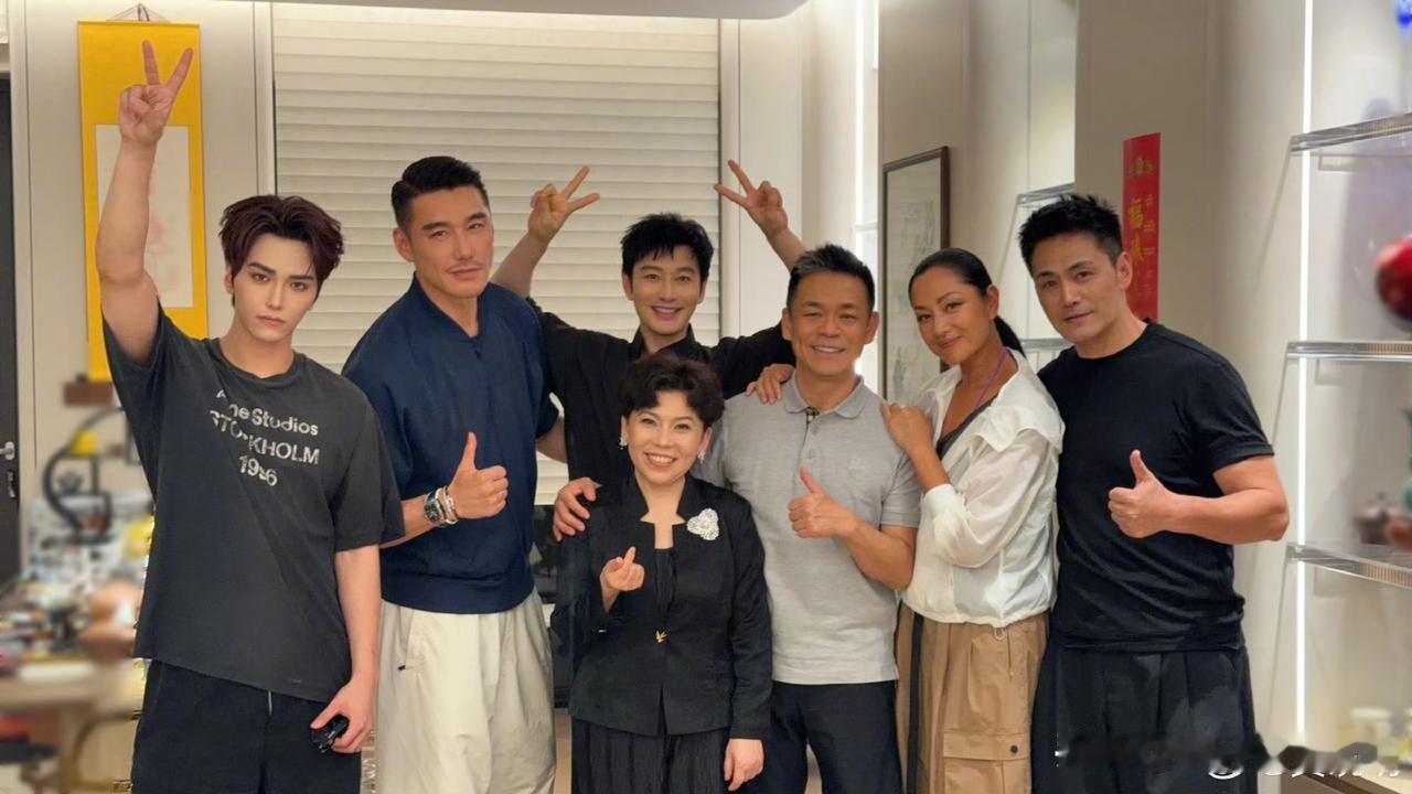 黄晓明，太开心了！7月10日，黄晓明在社交平台发文，言语中难掩与好友相聚的内心