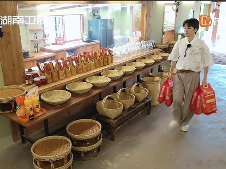 《中餐厅》最新一季第一期，王俊凯一只手拎3袋米、一只手拎2袋米，总共拎了5袋米。