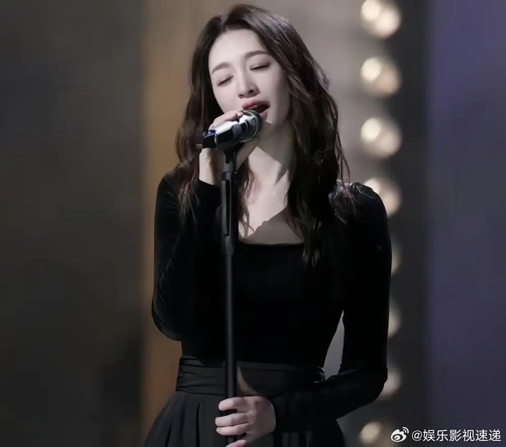 50岁的李小冉，用一条黑裙，给整个内娱上了一堂名叫“基因碾压”的公开课。你以为