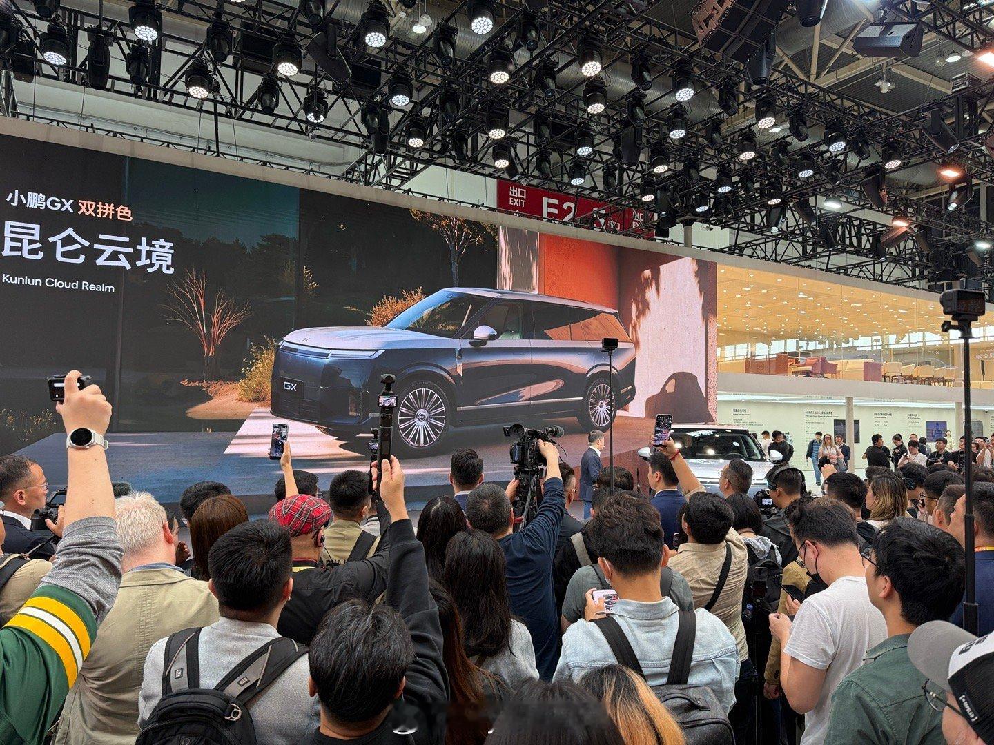 小鹏GX的双拼色亮相北京车展！GX是小鹏品牌持续向上的标杆之作，之后还会推出更多