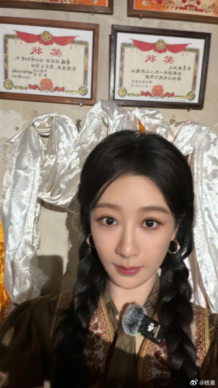 杨紫发来明信片啦，在巴黎还不忘给粉丝报备最近的生活碎片