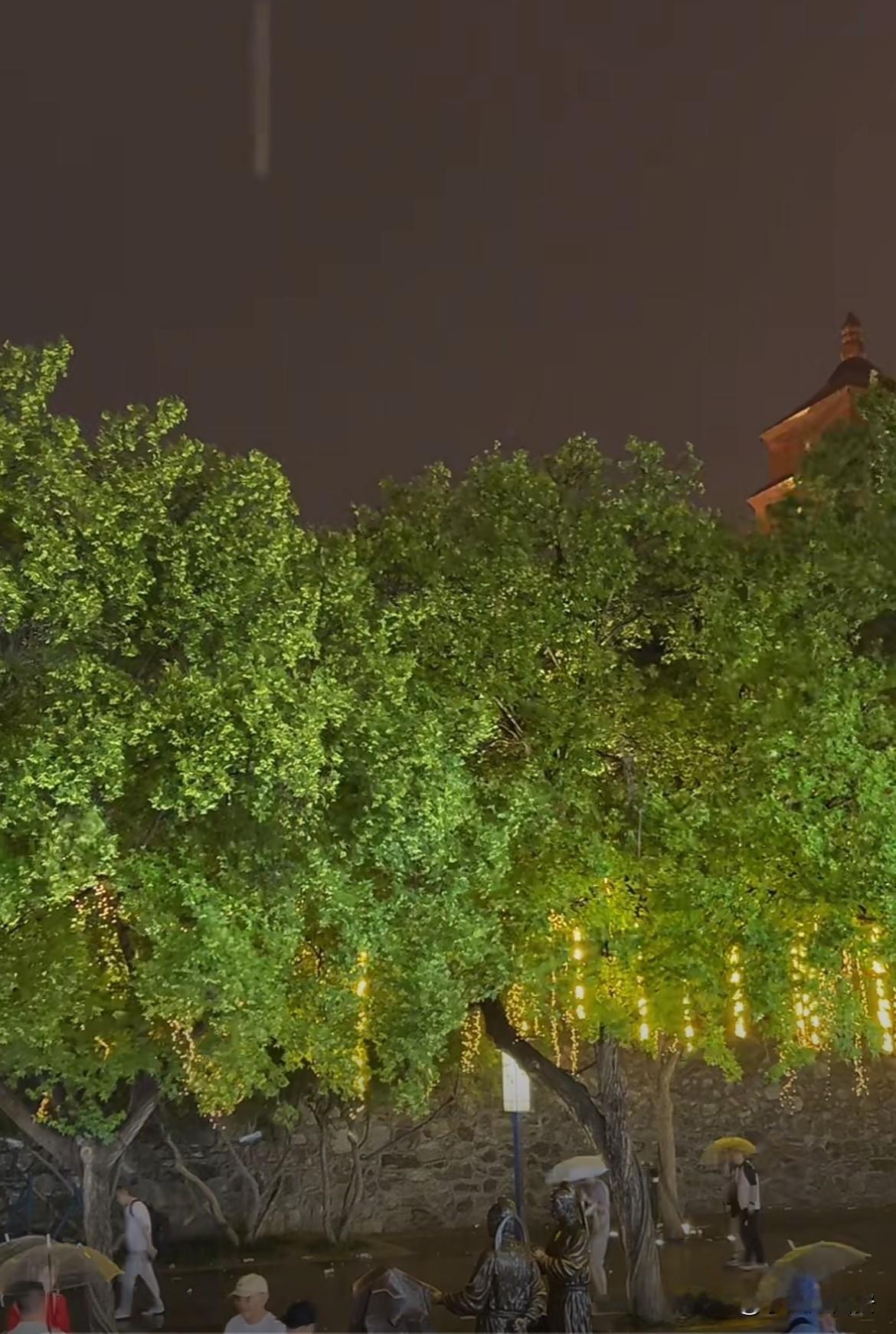 5月2日夜晚21时20分左右,西安大雁塔附近降雨突临，伴随着雷电，一场大