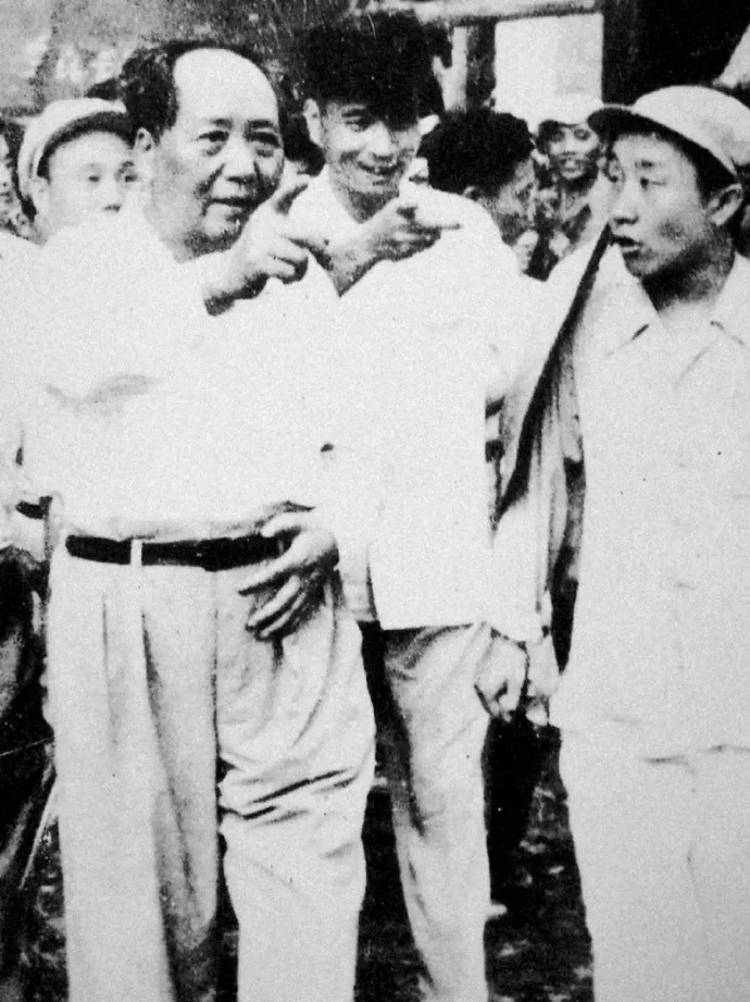 历史上的今日1958年9月15日，毛泽东来到黄石。上午10点