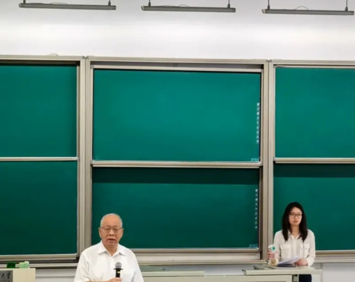 数学家王虹教授面子够大的，丘成桐亲自做开场白！以后是不是也算是老邱的学生了不得