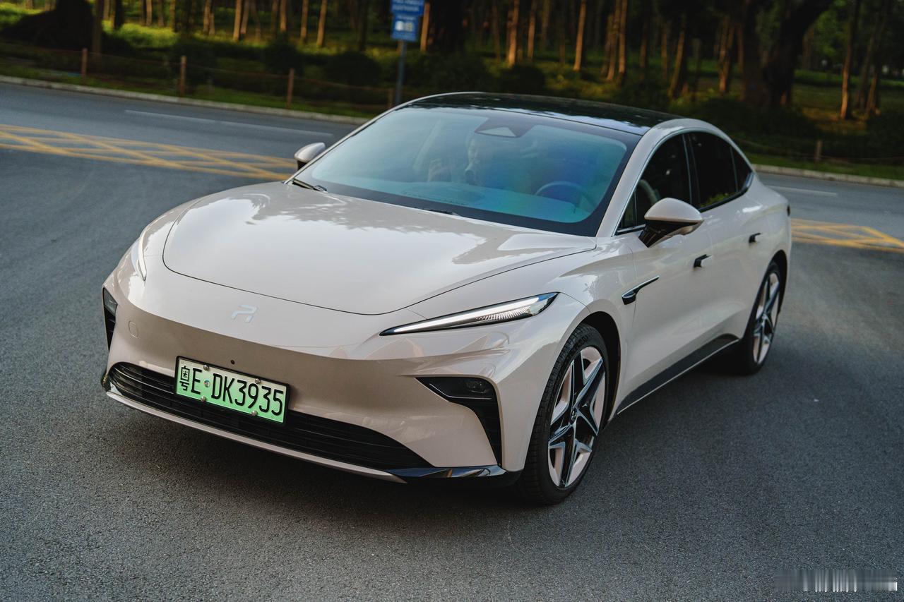 买台飞凡吧。那种二手的买断电池版本的非常合适。体验过智己的星云架构之后，可以