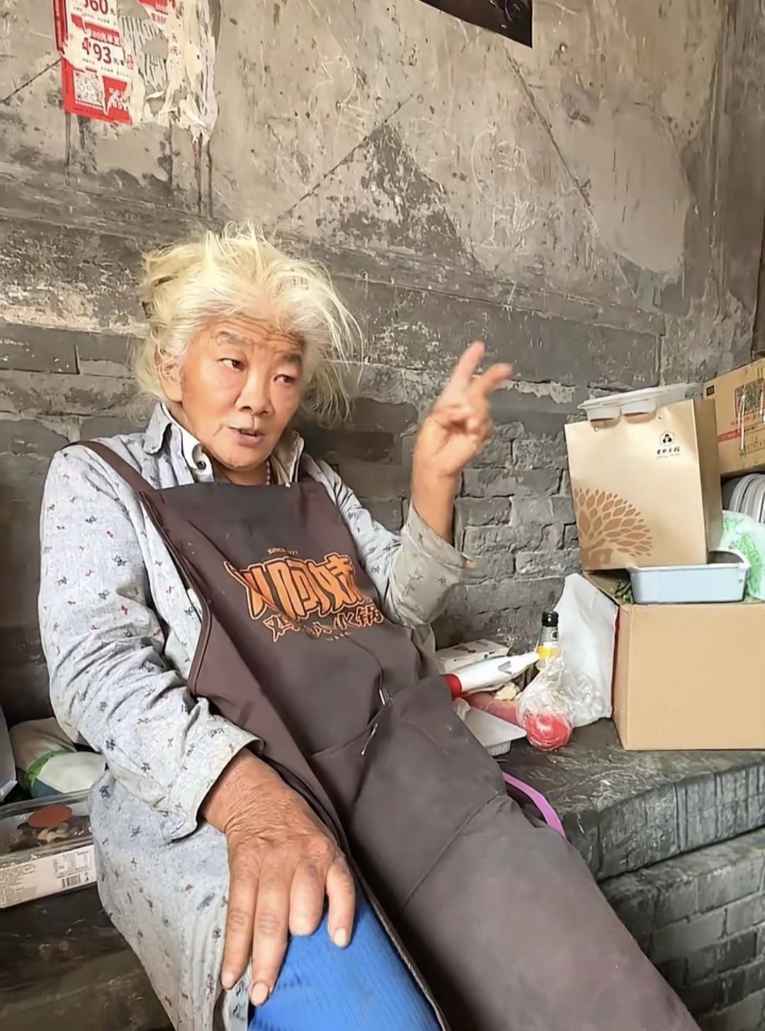 她是个北京老人，八十多岁，一辈子没成家。年轻时漂亮过，也风光过，如今在街上拾