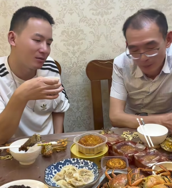 谢浩男终于有时间可以和谢岳坐在一起，吃饭聊天了，都把谢浩男给聊哭了。他一回来就忙