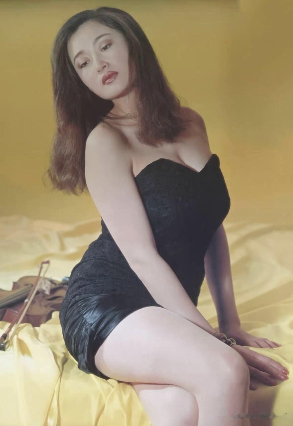 很多人在八九十年代家里都有这位女明星的挂历，她颜值高，身材好，是那个年代的大美人
