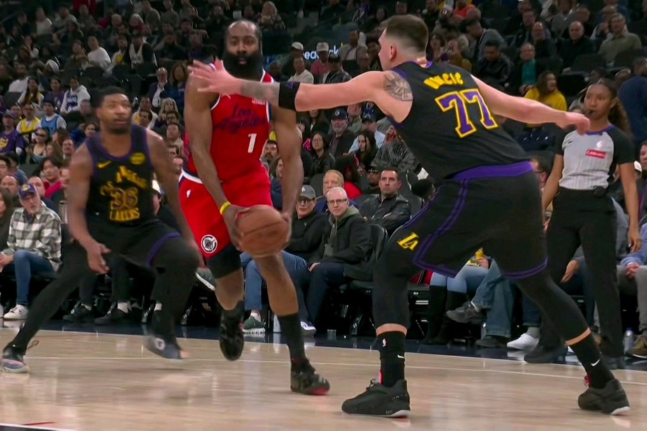 实话实说：洛城德比快船险胜湖人：2点不争的事实：双方真实实力对比：湖人虽然排