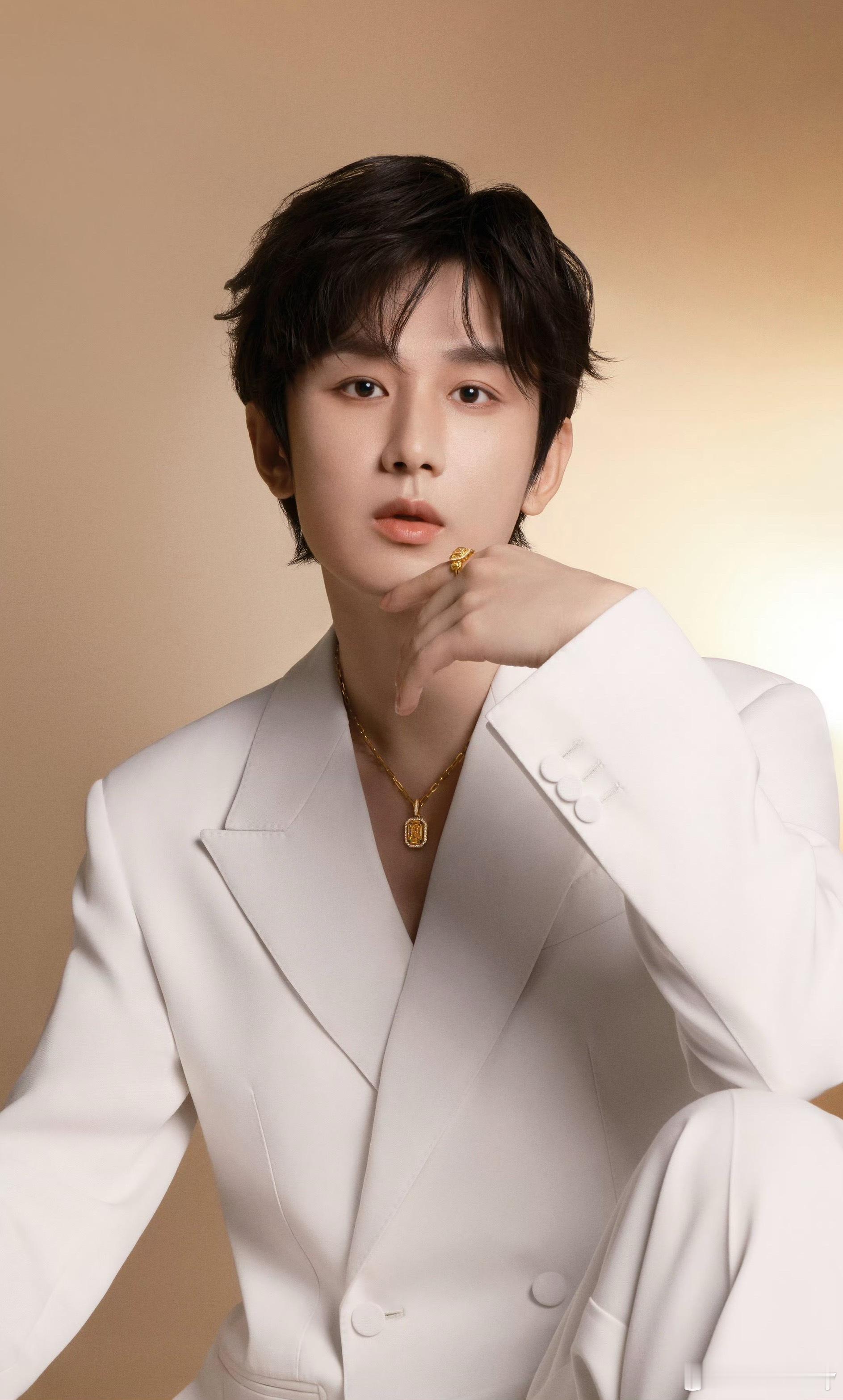 成毅珂润全球品牌代言人cy为成毅守护星愿原来怀抱着爱人之心的礼物，就算是观看者，