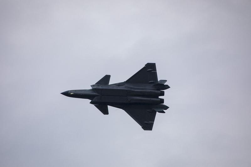 中国空军：以实力重塑空天秩序凌晨三点的歼-20总装线上，机械臂的嗡鸣与工人的