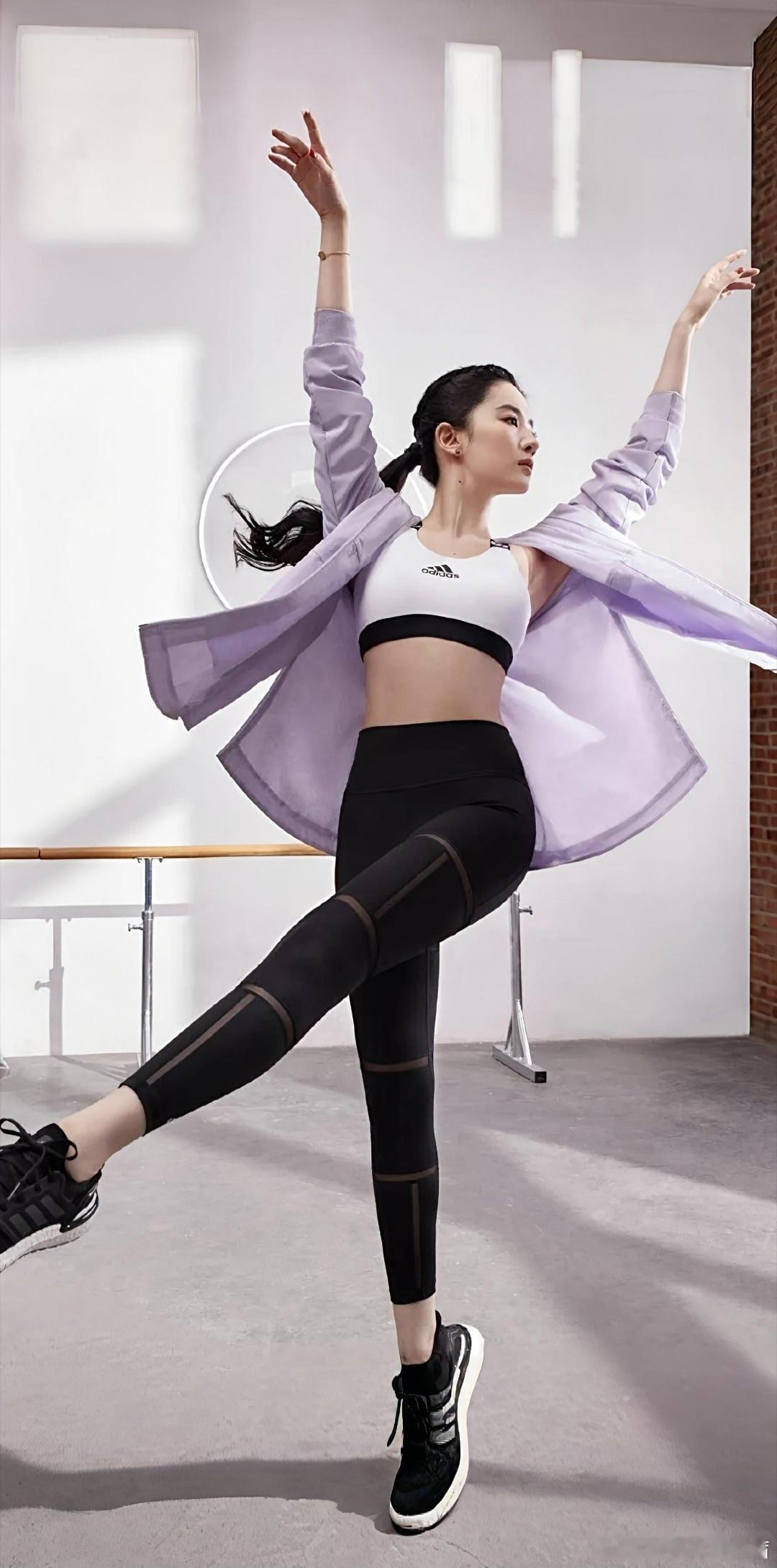刘亦菲的穿搭简直堪称运动美学的典范。内搭是黑白撞色的运动bra，阿迪达斯的经典l