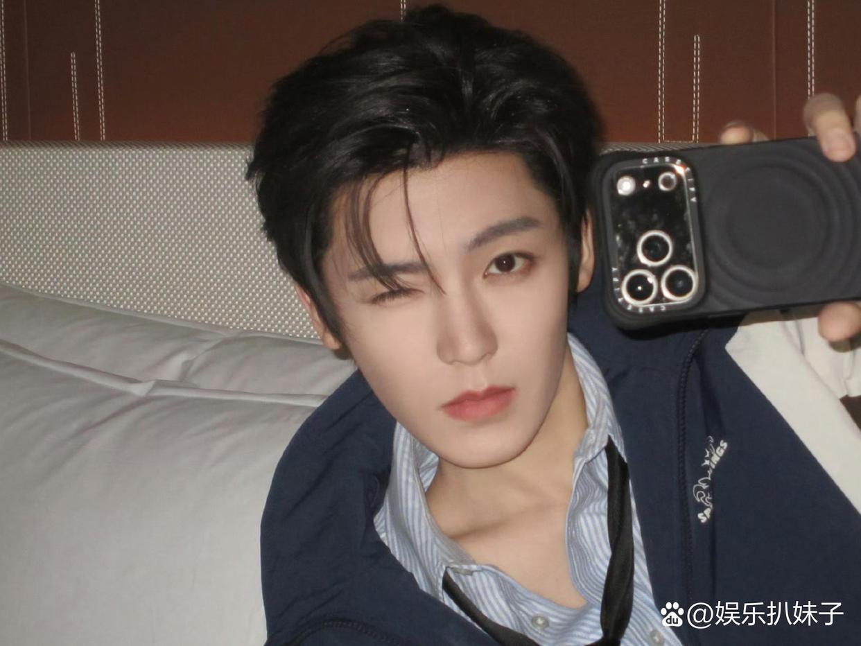 1.侯明昊休息的时候会飞到泰国旅游一段时间，现在有些艺人在那边都有固定房产的。2