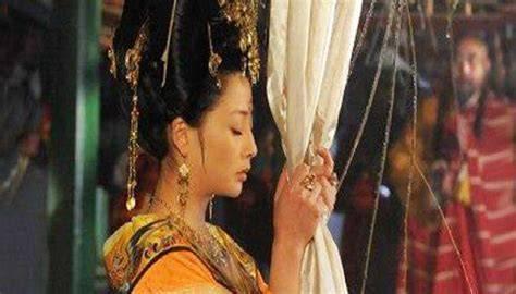 挖开坟墓的那一刻，所有人都愣住了。紫色褥子已经腐烂，贵妃的尸骨却不翼而飞，只有一