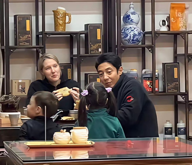 撒贝宁带娃游大同：真正的富养，是让孩子脚踩泥土看世界撒贝宁带着老婆孩子现身山西