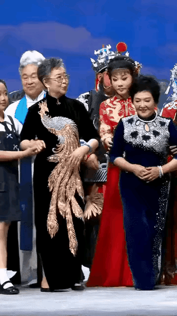 穿黑色凤凰旗袍这位老奶奶，一看就是梨园行前辈，气质高雅，德高望重，观之可亲。看她