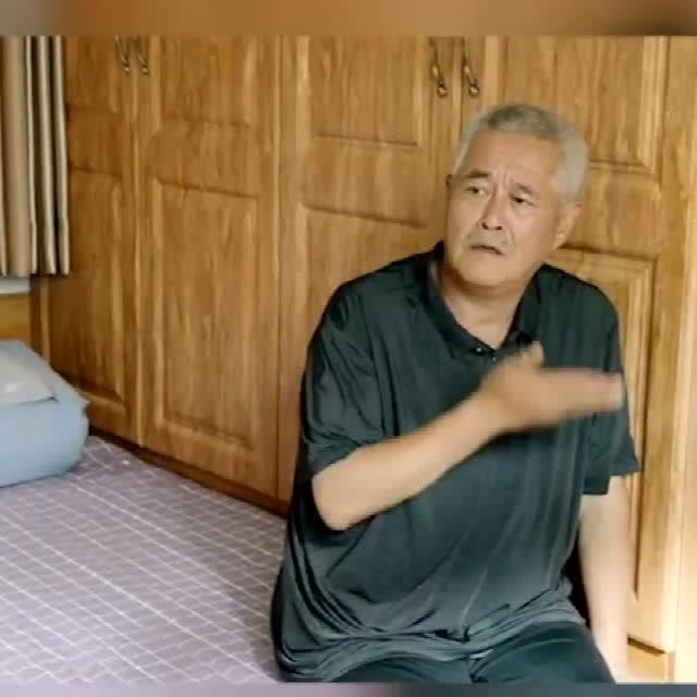 饮鸩止渴之让老公兴奋——网上视频：一女子为了让开车的老公不犯困，请来闺蜜坐副驾