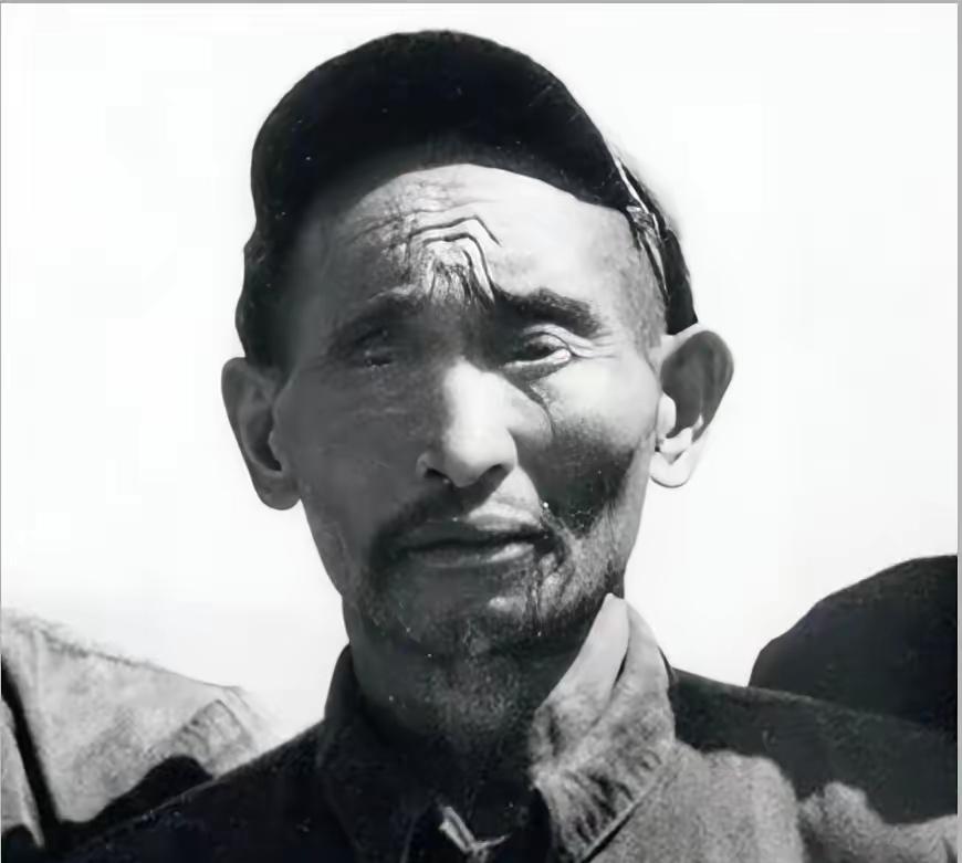 1952年，解放军在大凉山抓到一个独眼土匪，审讯后军区首长震惊：这不就是17年前