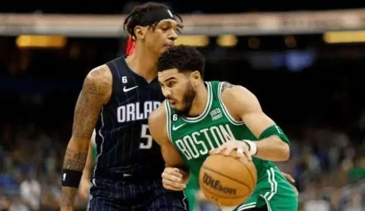 强弱悬殊。希望全部放在了勇士和火箭的身上了。今天NBA一共有四场季后赛开打。