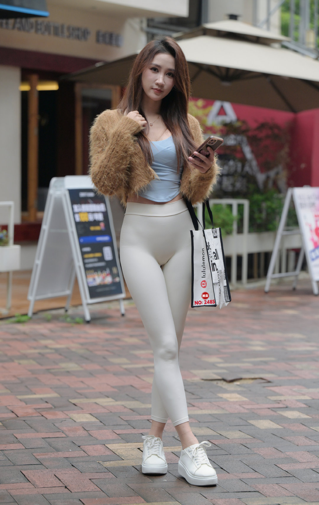 浅蓝上衣搭配米白leggings，简约又清爽，在城市街头，轻松穿出随性自在的感