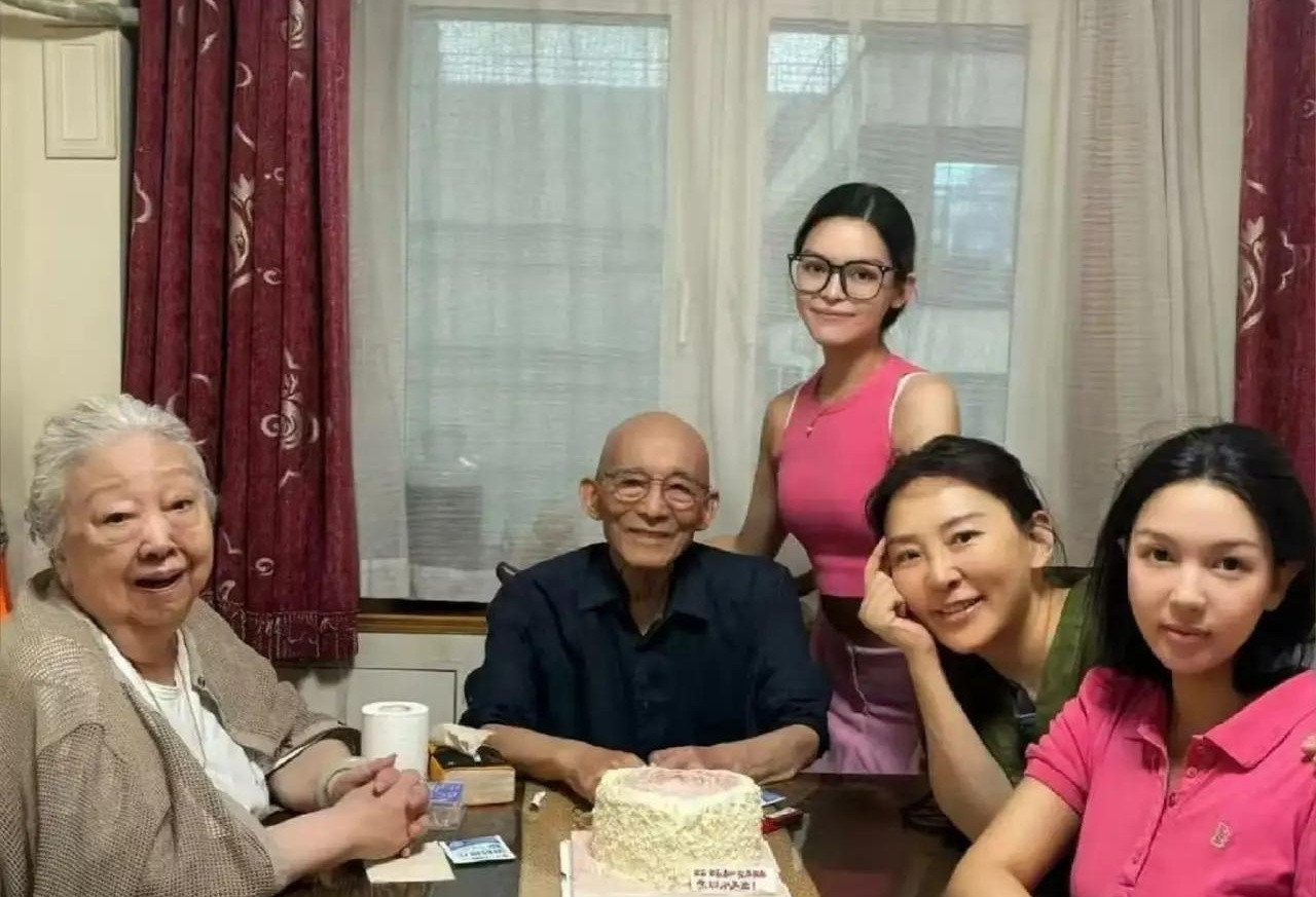 看到90岁的游本昌和老伴住进养老院，很多人第一反应：是不是儿女不管了？真不是。妻子杨慧华年轻时是中医