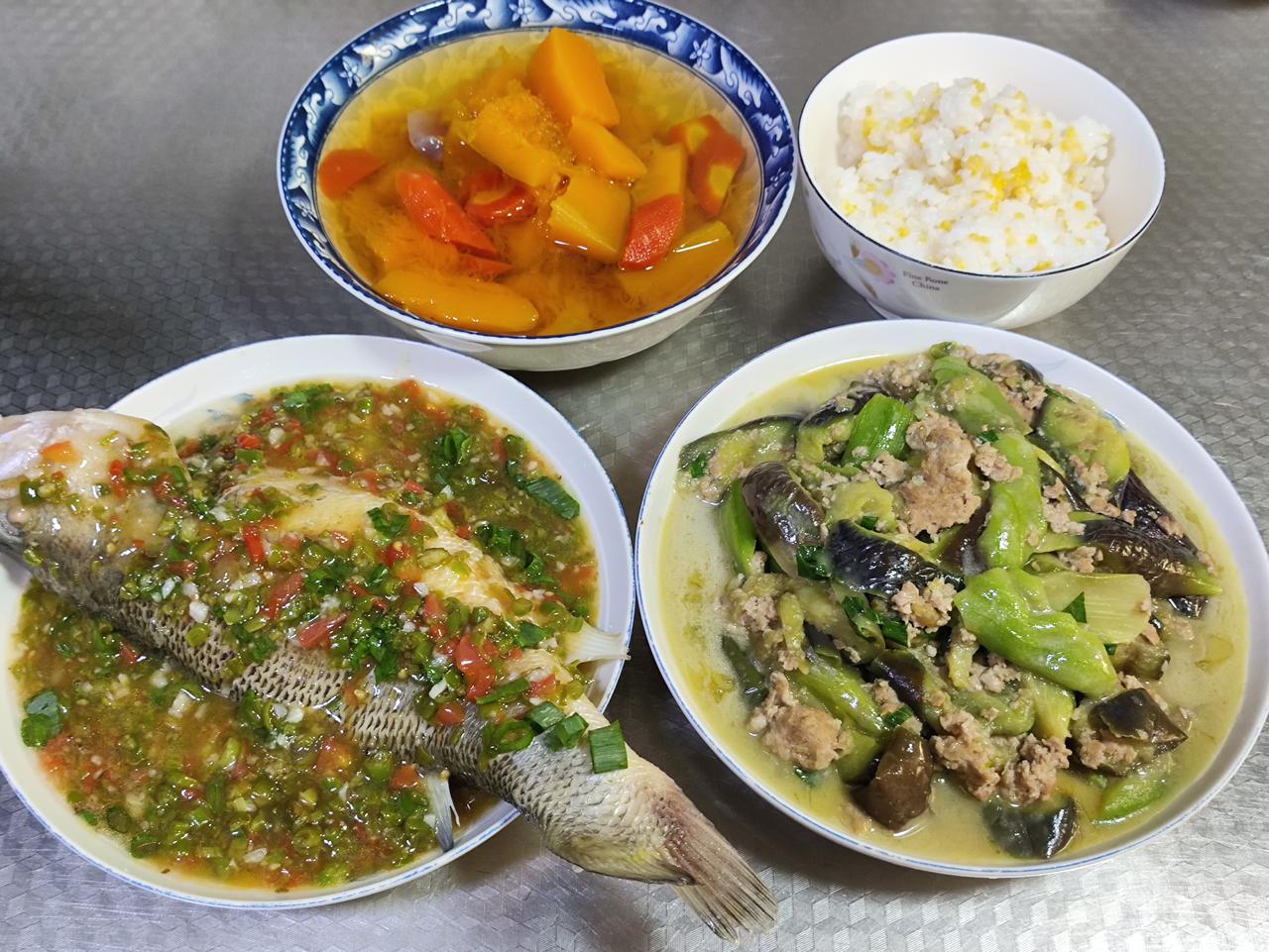 六月六日的午餐分享来啦！有青椒鲈鱼，鲜香四溢；有肉末烧茄子丝瓜，爽口美味；汤是南